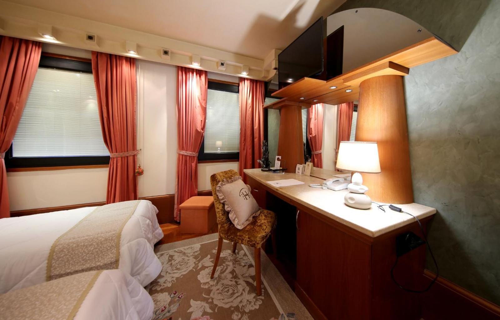 Hr Hotel Monfalcone Esterno foto